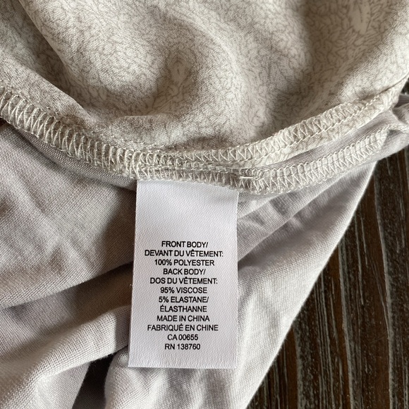 Camber & Grace ladies blouse - short sleeves and leaf print throughout. Size S - Picture 5 of 7